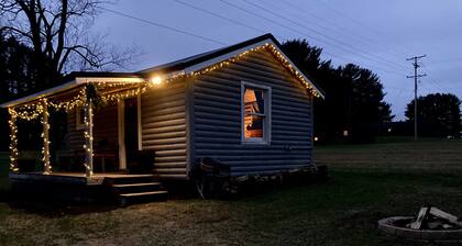 Bear Lodge: Romantic Tiny Cabin Near Cook Forest + Luxury Queen Bed