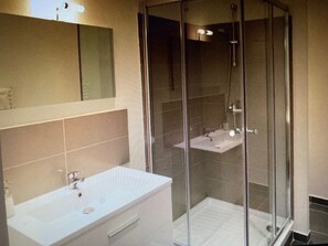 Shower, hair dryer, towels, soap - Auberge Sainte Marguerite - "Anse Méjean" room (La Garde)