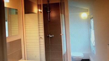 Een douche, een haardroger, handdoeken, zeep