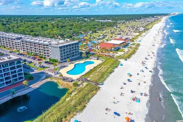 Beach nearby, sun loungers, beach towels