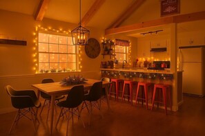 Dining - AC +  <5mins to Village/Shops/BikePark/Zoo + FirePit (Big Bear Lake)