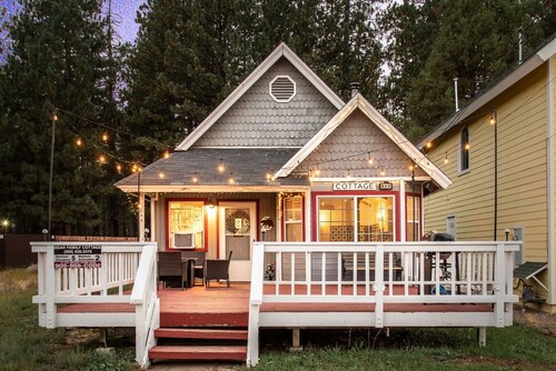 AC +  <5mins to Village/Shops/BikePark/Zoo + FirePit