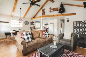 Smart TV, fireplace, Netflix, table football - AC +  <5mins to Village/Shops/BikePark/Zoo + FirePit (Big Bear Lake)