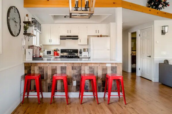 Fridge, microwave, oven, stovetop - AC +  <5mins to Village/Shops/BikePark/Zoo + FirePit (Big Bear Lake)