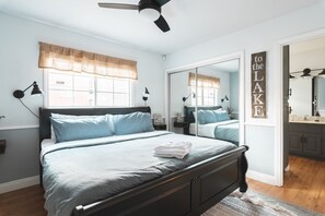 2 bedrooms, desk, blackout curtains, iron/ironing board - AC +  <5mins to Village/Shops/BikePark/Zoo + FirePit (Big Bear Lake)