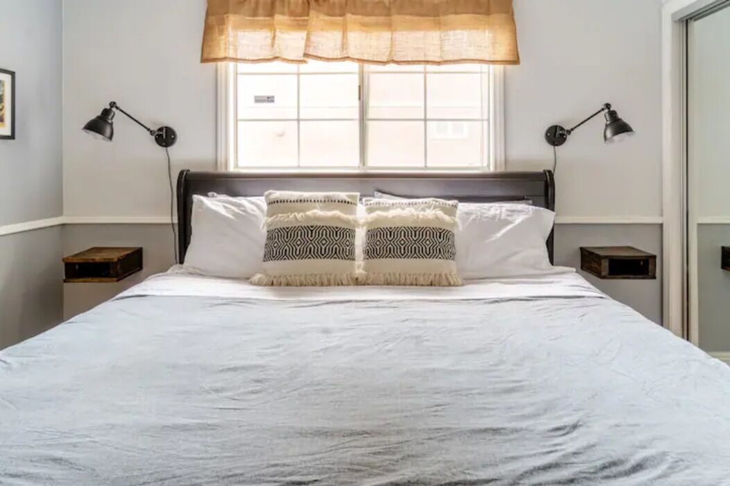 2 soveværelser, skrivebord, mørklægningsgardiner, strygejern/strygebræt