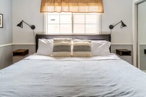 2 soveværelser, skrivebord, mørklægningsgardiner, strygejern/strygebræt