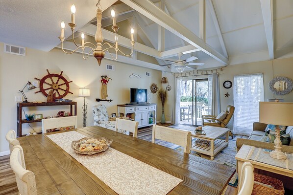 Interior - Queen’s Grant Condo w/5 pools, tennis center, private gas grill, great location (Hilton Head)