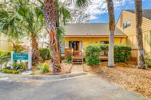 Exterior detail - Queen’s Grant Condo w/5 pools, tennis center, private gas grill, great location (Hilton Head)