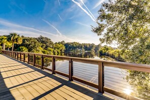 Property grounds - Queen’s Grant Condo w/5 pools, tennis center, private gas grill, great location (Hilton Head)