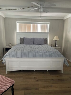 5 Schlafzimmer, Schreibtisch, Bügeleisen/Bügelbrett, WLAN