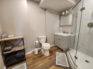 Duschwanne, Haartrockner, Handtücher, Seife