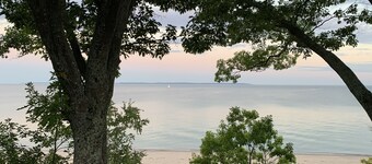 Classic Leland cottage on the beach, beautiful sunsets, 8 min. walk to downtown