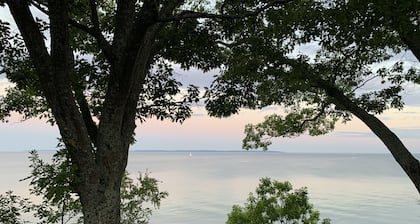 Classic Leland cottage on the beach, beautiful sunsets, 8 min. walk to downtown