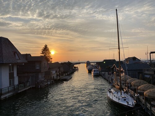 Classic Leland cottage on the beach, beautiful sunsets, 8 min. walk to downtown