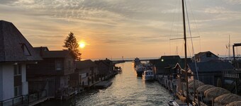 Classic Leland cottage on the beach, beautiful sunsets, 8 min. walk to downtown