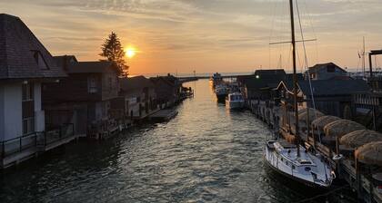 Classic Leland cottage on the beach, beautiful sunsets, 8 min. walk to downtown