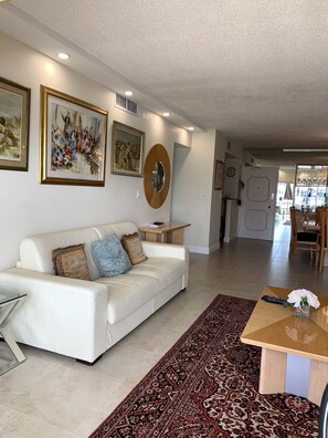 Smart TV, DVD player, table tennis, books