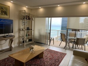 Smart TV, reproductor de DVD, tenis de mesa y libros