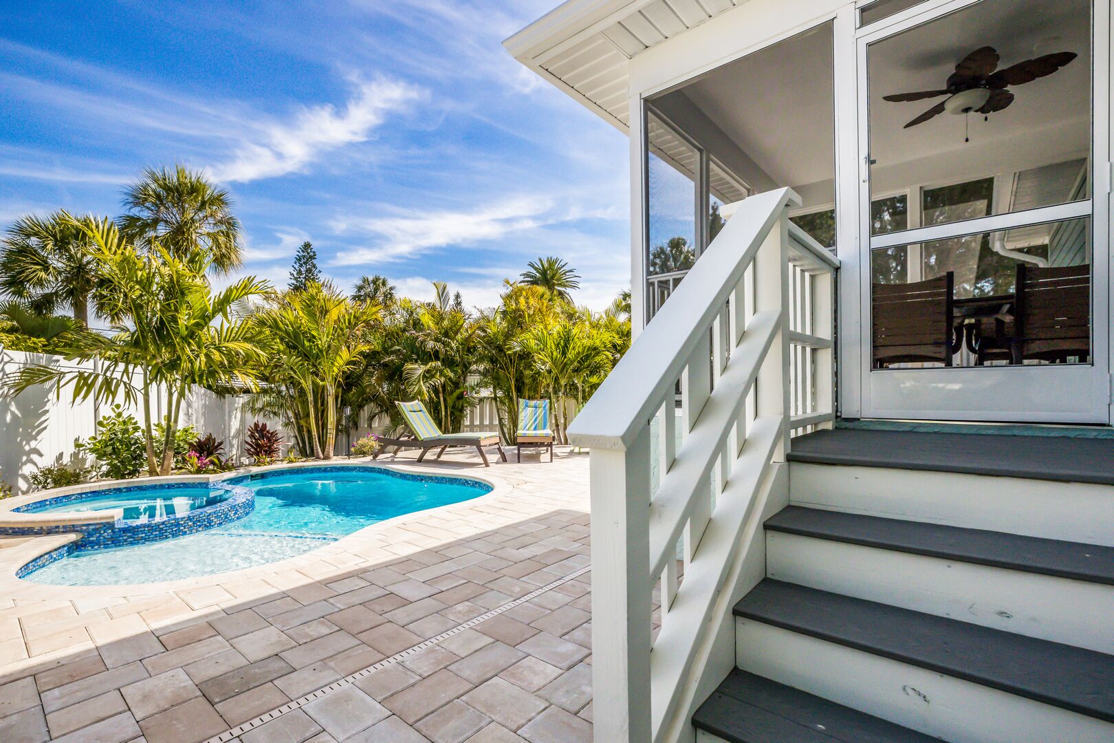 Beheizter Pool, Liegestühle