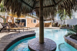 Una piscina riscaldata, lettini