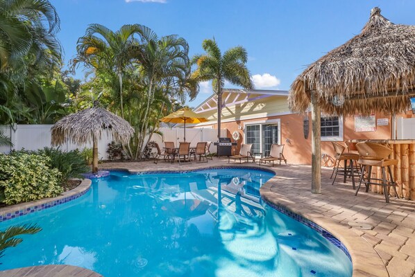 Una piscina riscaldata, lettini