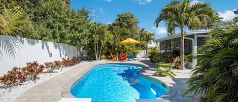 Piscine chauffée, chaises longues