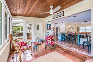 Smart TV, libri, impianto stereo