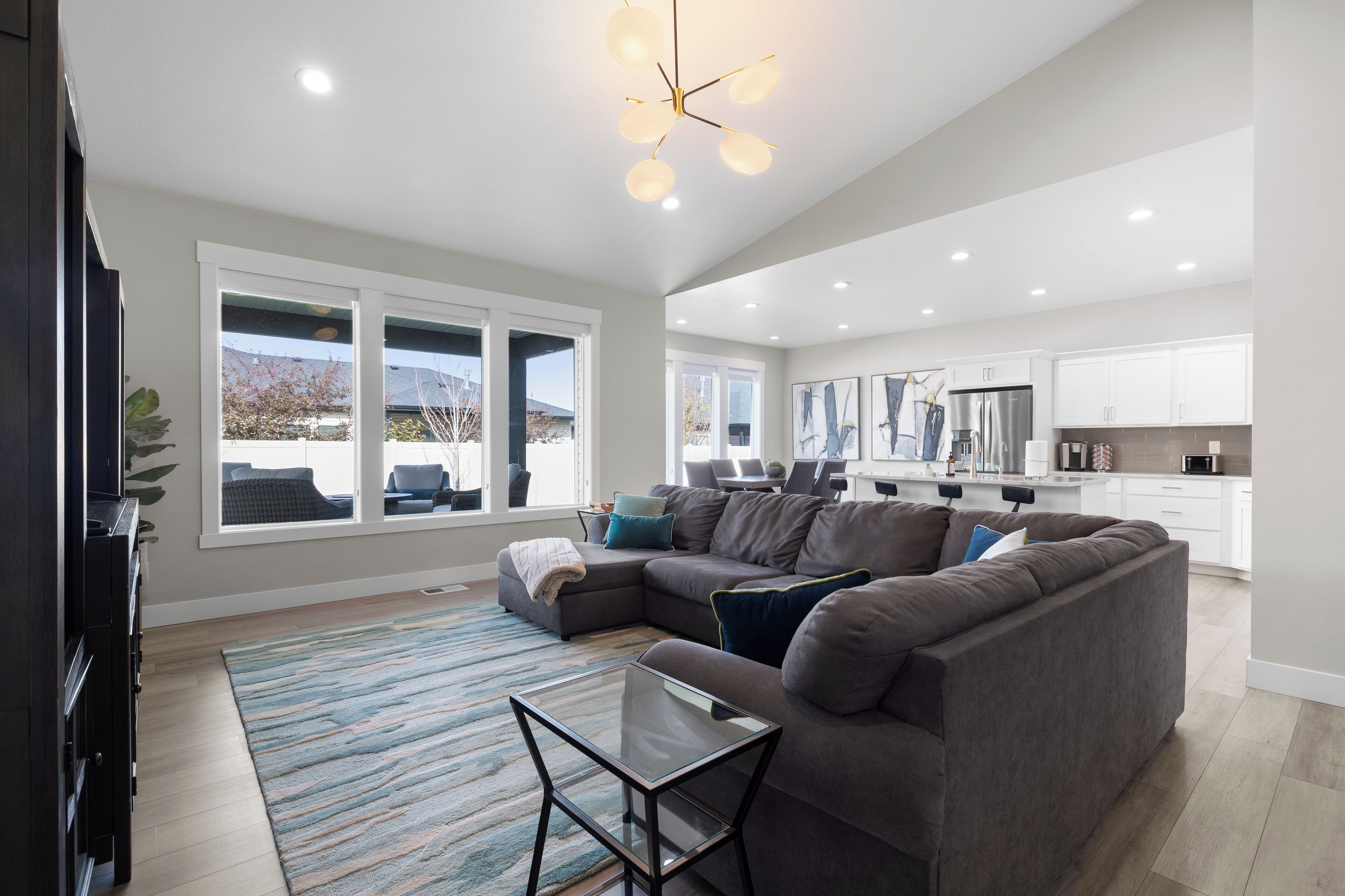 Smart TV, lareira, videogames, pebolim