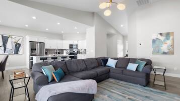 Smart TV, chimenea, videojuegos y futbolito