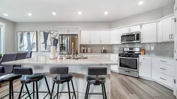 Jääkaappi, mikroaaltouuni, uuni, liesi