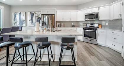 "A home away from home mixed with a luxury hotel." 3 min to canyon, game garage