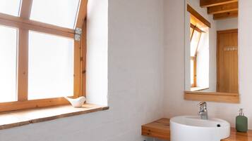 Een douche, een haardroger, handdoeken