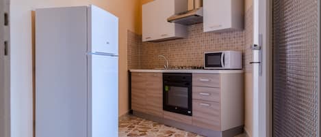 Frigorifero, microonde, forno, pentole/stoviglie/utensili