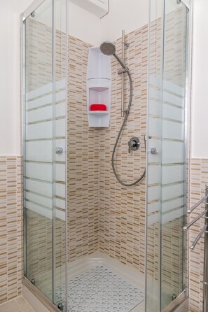 Dusche, Haartrockner, Bidet, Handtücher