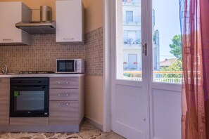 Kühlschrank, Mikrowelle, Ofen, Kochgeschirr/Geschirr/Besteck