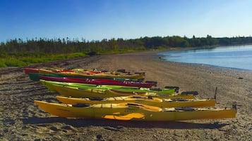 Beach nearby, sun-loungers, beach towels
