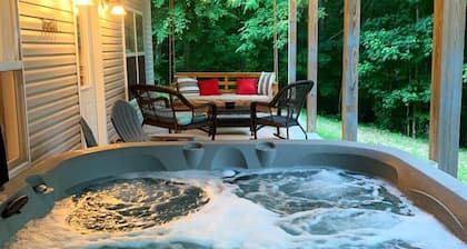 4 Bedroom Lakehouse w/ Hot Tub, Firepit, & Game Room