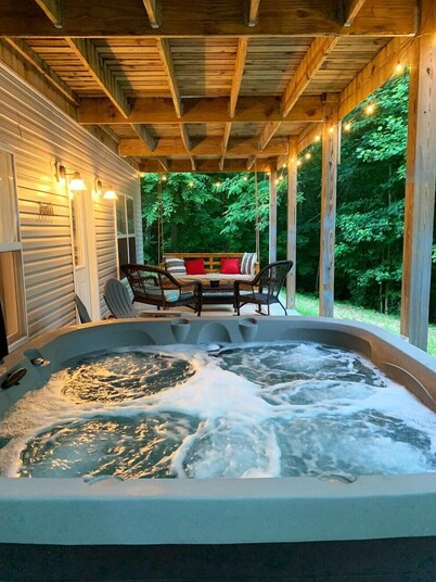 4 Bedroom Lakehouse w/ Hot Tub, Firepit, & Game Room