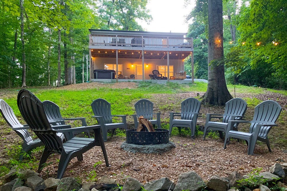 4 Bedroom Lakehouse w/ Hot Tub, Firepit, & Game Room