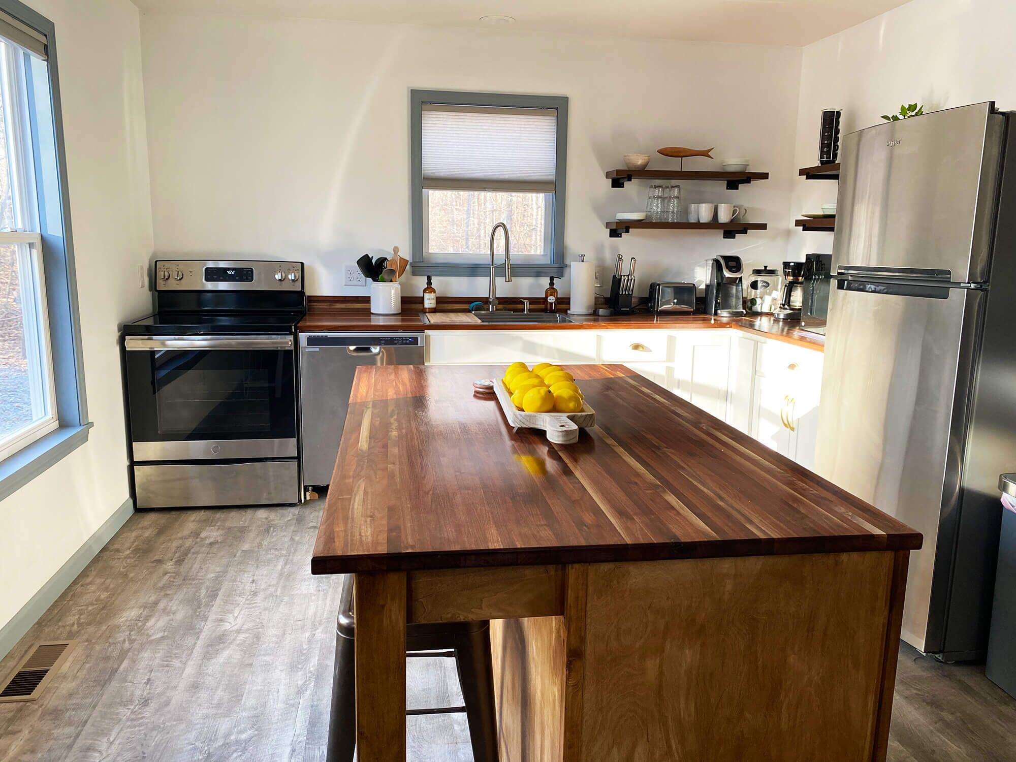 4 Bedroom Lakehouse w/ Hot Tub, Firepit, & Game Room