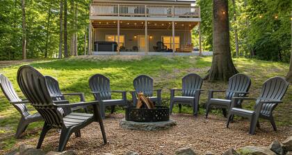 4 Bedroom Lakehouse w/ Hot Tub, Firepit, & Game Room