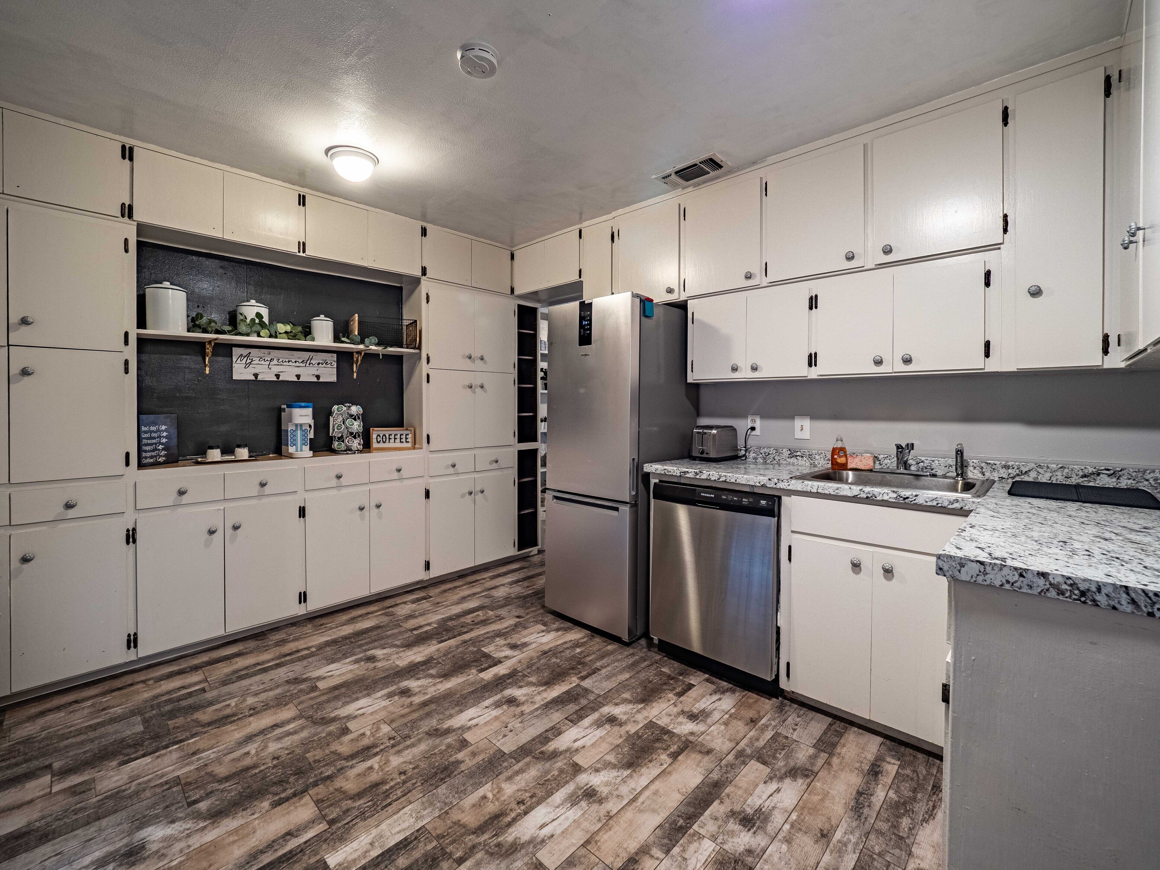 冰箱、微波炉、烤箱、炉灶