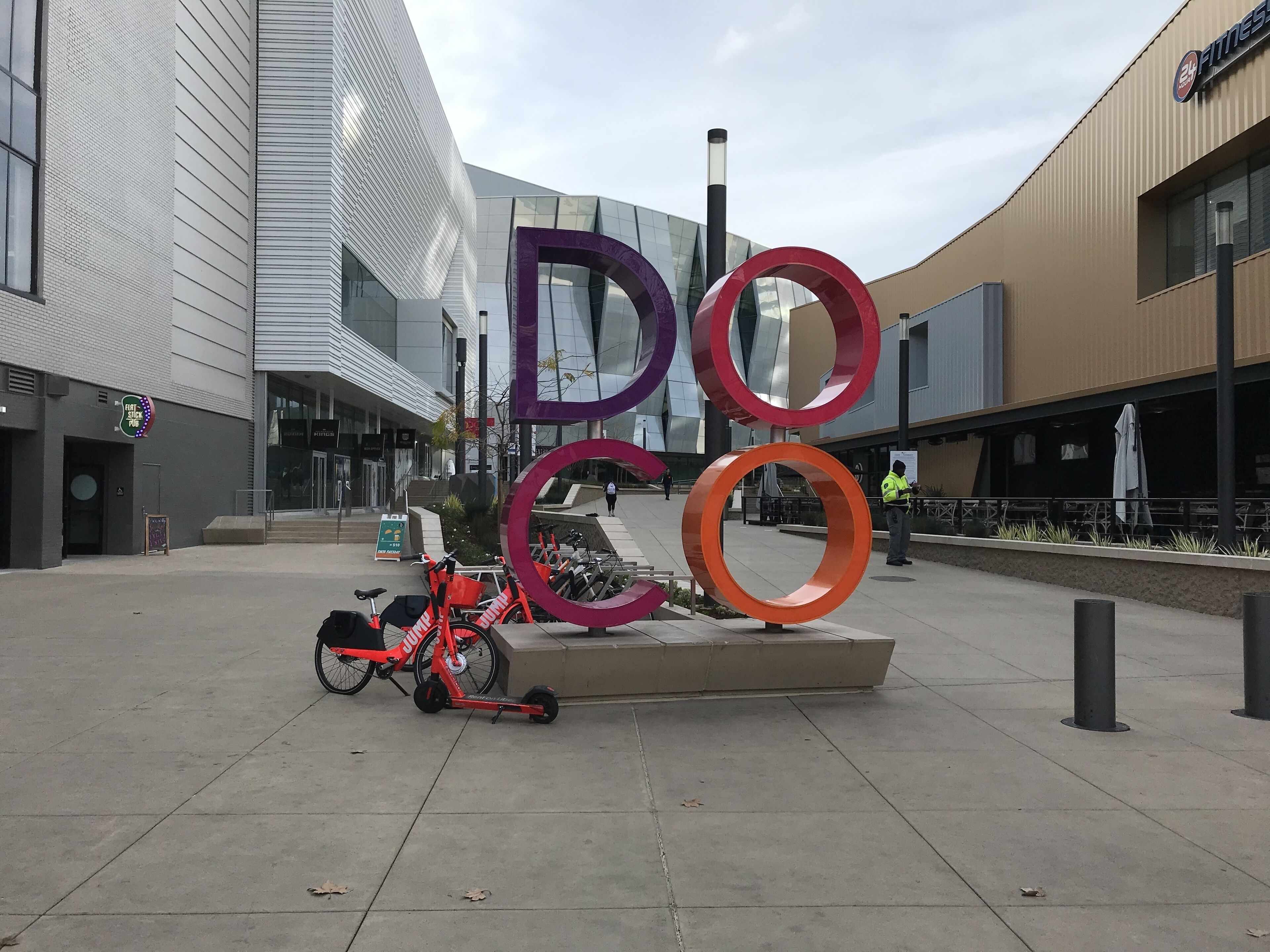 Ein modernes Gebäude mit einer markanten 'DOCO'-Skulptur in der Mitte.