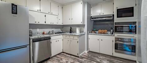 Een koelkast, een magnetron, een oven, een kookplaat