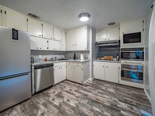 Luxe 2B Home in Carmichael | Netflix | Work Desk