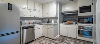 Luxe 2B Home in Carmichael | Netflix | Work Desk