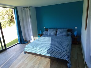 3 habitaciones, tabla de planchar con plancha y cuna de viaje