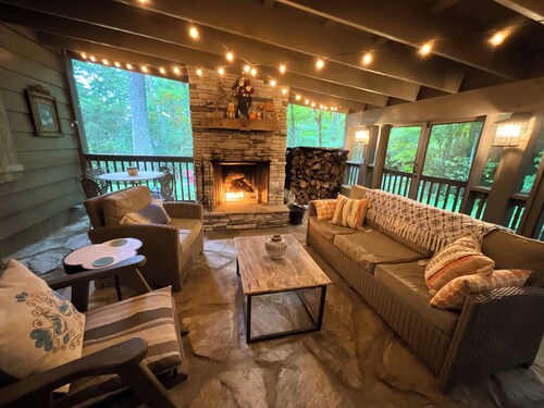 Beautiful Highlands cabin! 8 min to town-Pet friendly-lots of outdoor space