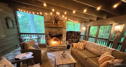 Beautiful Highlands cabin! 8 min to town-Pet friendly-lots of outdoor space